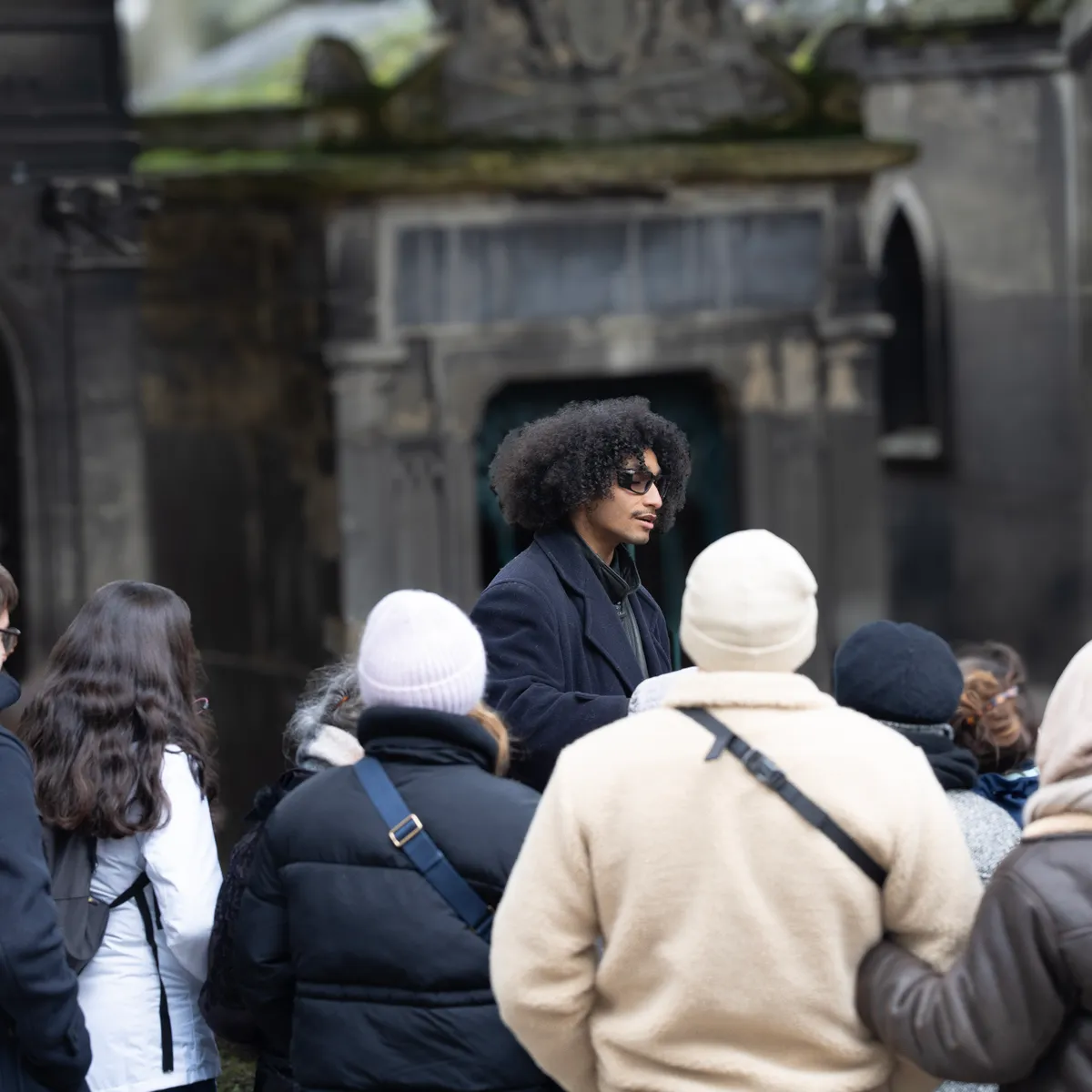 A guide telling a story to their group at Père Lachaise